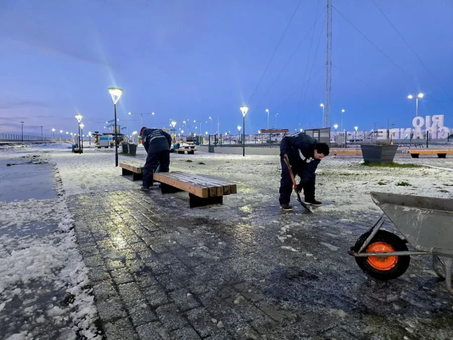 Retiran hielo y nieve en el Parque de los Cien Años