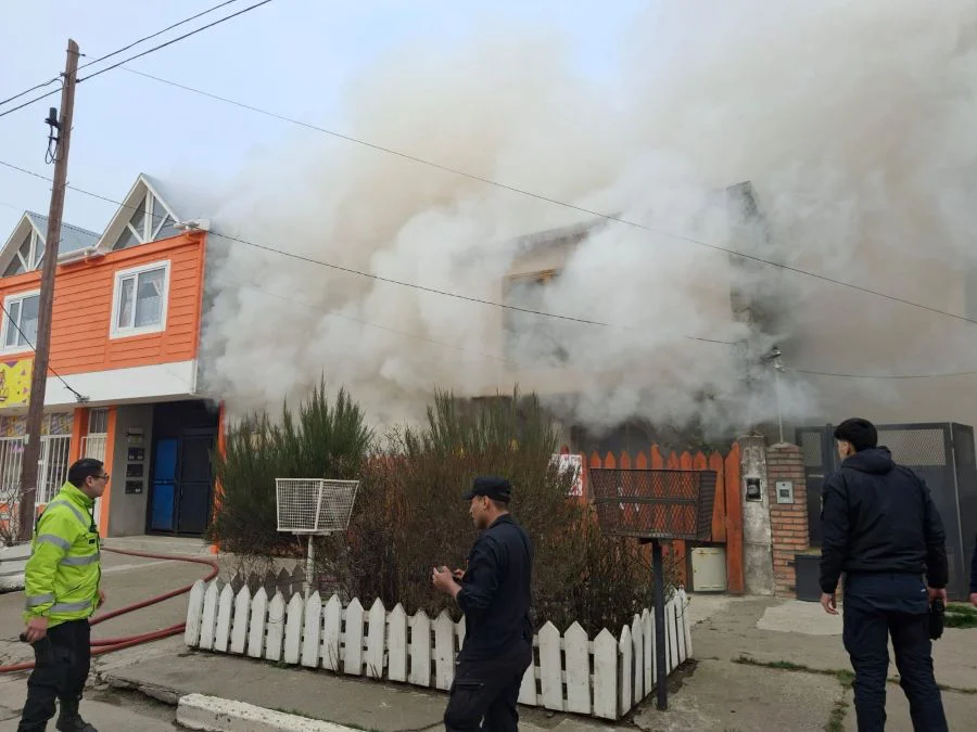 Dos policías rescataron a una mujer de 74 años y a un hombre durante un incendio