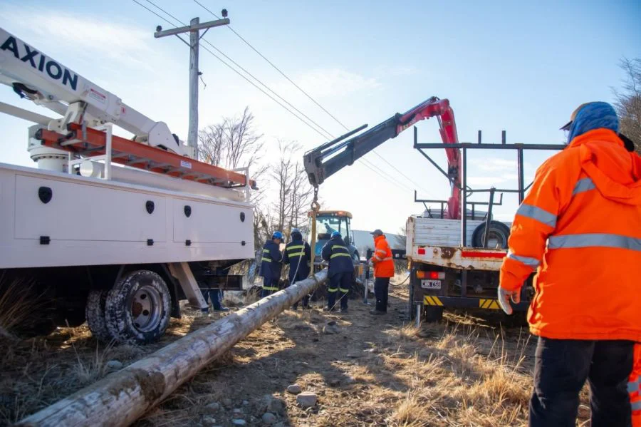 Avanzan los trabajos para llevar el servicio de electricidad a nuevos barrios en Tolhuin