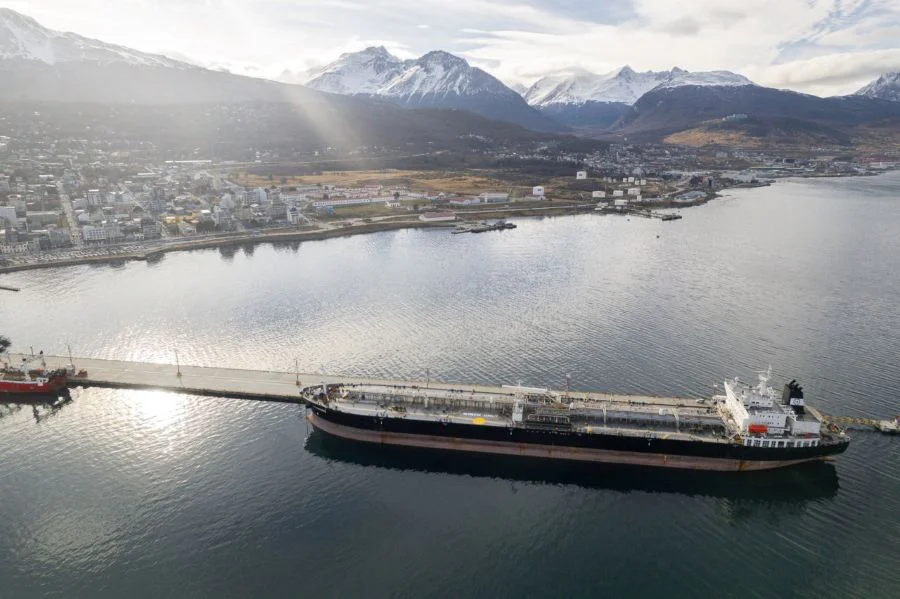 TDF fiscaliza la operación de carga de crudo a través de la terminal marítima Rio Cullen