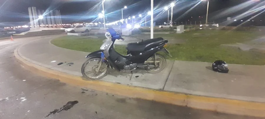 Motociclista sufrió heridas tras un choque en la rotonda de la plaza de Las Américas