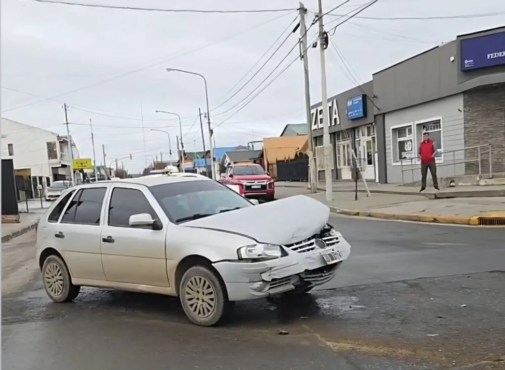 Dos niños fueron hospitalizados tras un choque entre dos vehículos en Río Grande
