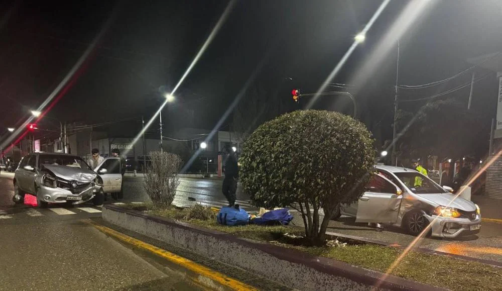 Violento choque dejó cinco personas hospitalizadas en Belgrano y Perito Moreno
