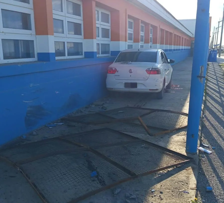 Automóvil chocó contra el cerco del Colegio Antártida Argentina en Margen Sur