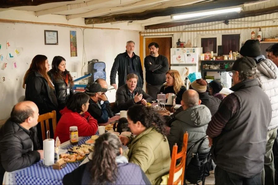 Melella junto a vecinos y productores de las chacras de Margen Sur
