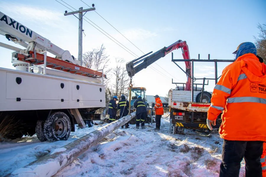Concluyó el trabajo de recambio de postes de la red eléctrica en Tolhuin