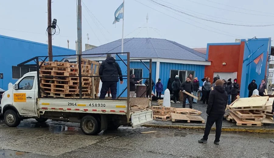 Se logró un acuerdo salarial con los docentes y el SUTEF levantó las carpas