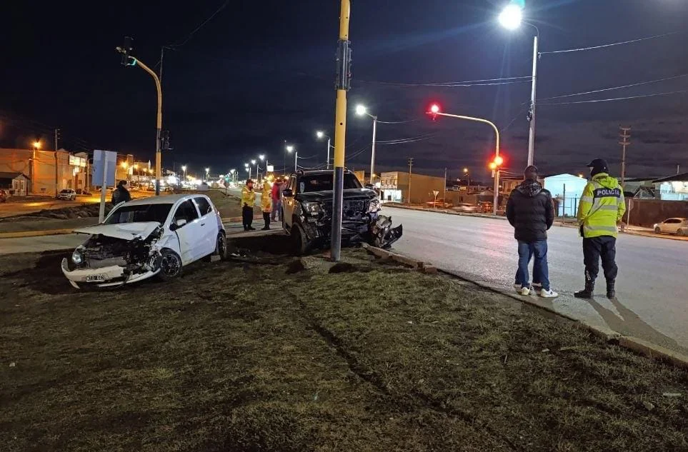 Dos menores hospitalizados tras un violento choque sobre Ruta 3