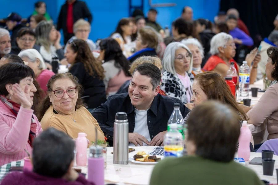 Martín Perez compartió junto a adultos mayores en el Centro Municipal “Papa Francisco” una mateada