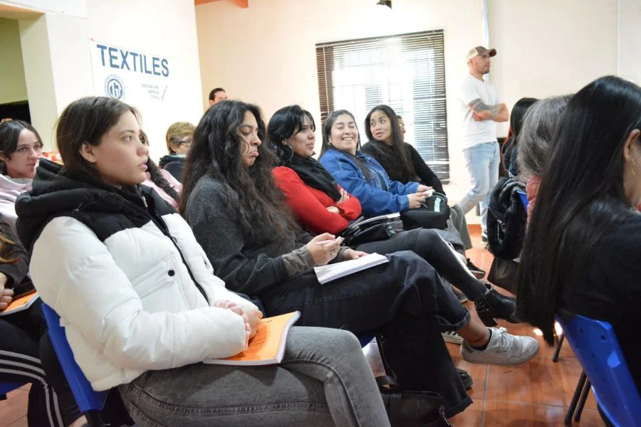 Brindan diversas capacitaciones a mujeres fueguinas en la pesca artesanal