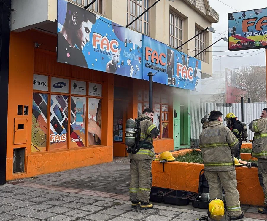 Incendio accidental en un local de venta de telefonía celular