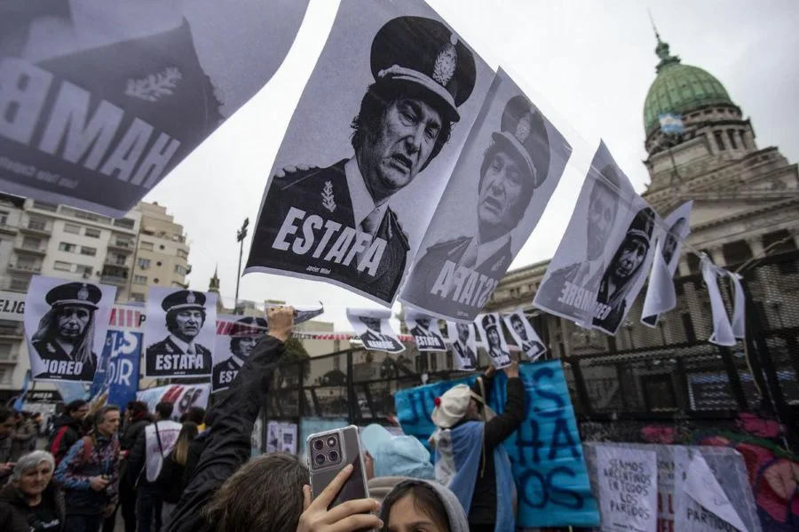 Incidentes frente al Congreso con 10 detenidos y dos heridos tras la marcha